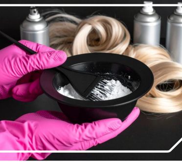 Bild zeigt behandschuhte Hände, die mit Pinsel Farbe beim Friseur mischen