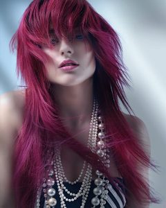 Kollektion_Mood_Tracey_Ann_Smith 3 Ein Model mit stufigem Langhaar-Style in leuchtendem Magenta
