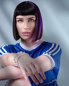 Kollektion_Mood_Tracey_Ann_Smith 6 Ein Model mit dunklem, grafisch geschnittenem Bob mit violetten Strähnen