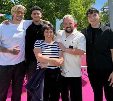 Foto zeigt Michael Toman mit Team und Modellen