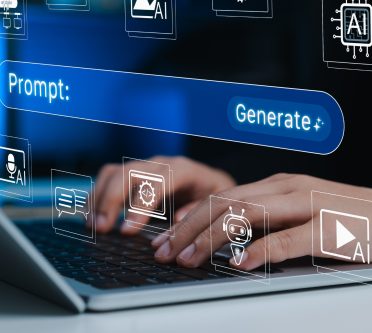 Hände auf Tastatur mit digitalen Daten als Illustration