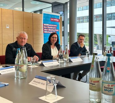Drei Menschen an einem Tisch