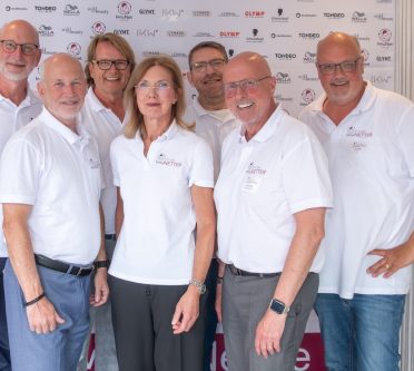 Sieben FRauen und Männer stehen in einer Gruppe