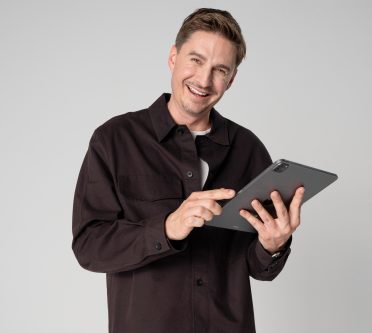 Bild zeigt Mann mit Tablet