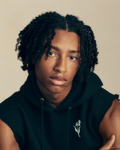 Trend Aveda 13 Halblange Afro Twists in schwarzem Haar mit Mittelscheitel