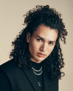 Trend Aveda 19 Dunkle Naturlocken, half-up gestylt