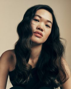 Trend Aveda 18 Langes, dunkles Haar mit ruhigem, glamourösem Wellenstyling