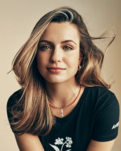 Trend Aveda 1 Schulterlanges, hellbraunes Haar mit blonden Highlights und sanften Wellen, zur Seite gestylt