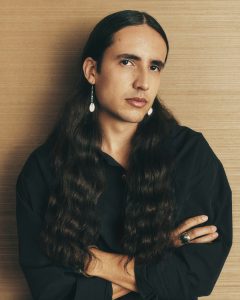 Trend Aveda 4 Sehr langes, wellig gestyltes schwarzes Haar mit Mittelscheitel