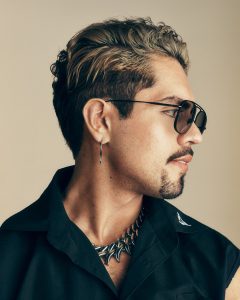 Trend Aveda 21 Kurzes Haar mit Blondeffekten im oberen Bereich, wellig mit Scheitel gestylt