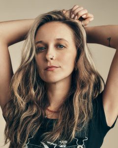 Trend Aveda 8 Langes, hellbraunes Haar mit blonden Highlights und lässig-welligem Styling
