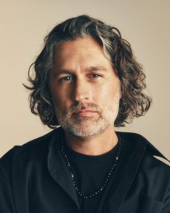 Trend Aveda 20 Mittellanges, graues Haar mit natürlicher Wellenstruktur, aus dem Gesicht gestylt
