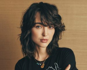 Trend Aveda 16 Dunkler, stark gestufter Shag mit langem Pony und bewegtem Styling