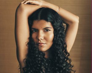 Trend Aveda 2 Schwarze, lange Naturlocken mit Mittelscheitel