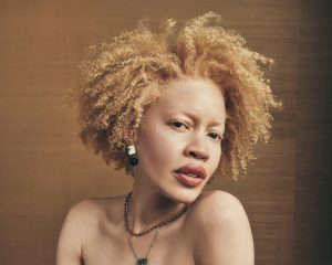Trend Aveda 6 Etwa kinnlanger, voluminöser Afro in warmem Blond