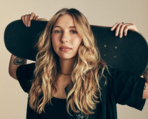Trend Aveda 15 Langes blondes Haar mit dunklerem Ansatz und lässigen Wellen