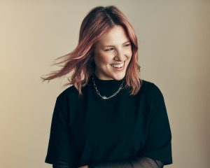 Trend Aveda 7 Schulterlanger, locker gestufter Bob in Rosé mit bewegtem Styling
