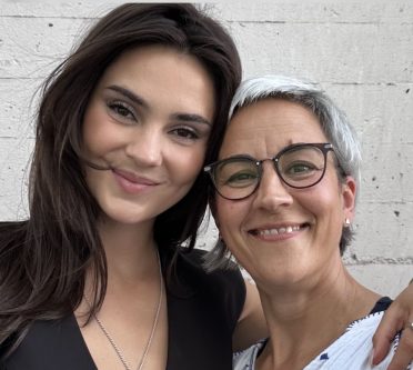 Das Bild zeigt Stefanie Giesinger und Ariane Dreisbach, die die Köpfe zusammenstecken und in die Kamera lächeln