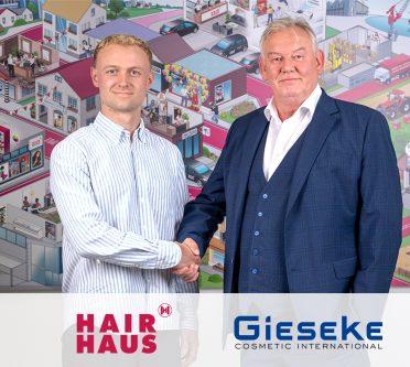 Bild zeigt von links Paul Billen, Geschäftsführer Hair Haus und Hendrik Rumpfkeil, Geschäftsführer Gieseke, die sich die Hand schütteln