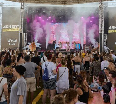 Besucher*innen vor der Bühne auf dem Hair Festival Hamburg
