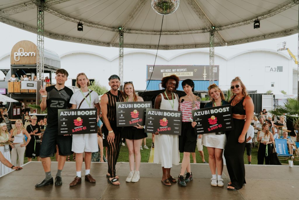 Die Gewinner des Hair Festival Hamburg und ihre Coaches: Dennis Schill aus Geseke (Coach Niclas Joshua Sedlmayr), Karo Markova aus Frankfurt (Coach Daniel Golz), 
Clisther Owusu aus Hamburg (Coach Teresa “Reza” Hofmeister) und Paula Kemmerling aus Düsseldorf (Jenna Miller)