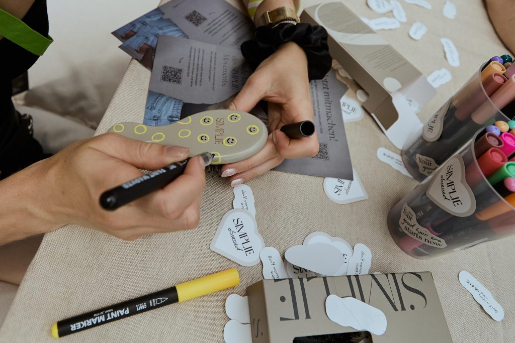 Besucher*innen personalisieren ihre Haarbürsten