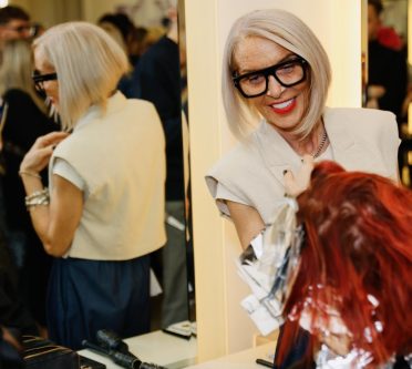 Das Bild zeigt die Friseurin Marlene Lamont, die eine Kundin mit Foliensträhnen betrachtet