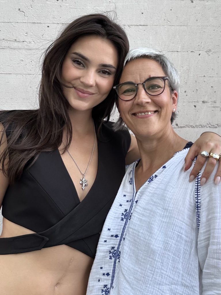 Premiere bei L’Oréal Professionnel: Stefanie Giesinger wird Markenbotschafterin 3 Stefanie Giesinger mit TOP HAIR-Redakteurin Ariane Dreisbach