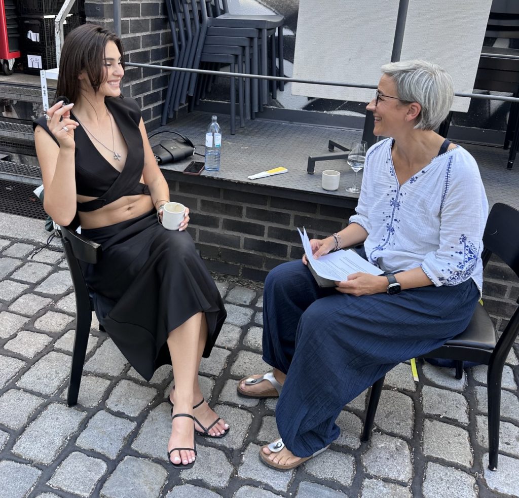 Premiere bei L’Oréal Professionnel: Stefanie Giesinger wird Markenbotschafterin 1 Stefanie Giesinger im Gespräch mit einer Redakteurin von TOP HAIR