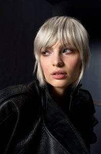 Trend Alcina 1 Platinblonder Mullet mit langem, seitlich fallendem Pony und stark texturierten, fedrig auslaufenden Längen.
