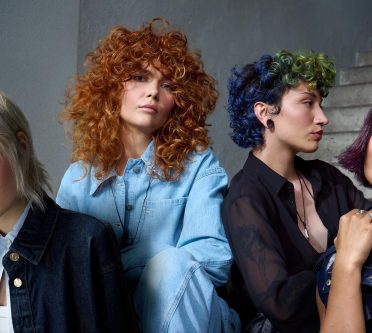 Vier moderne Haarlooks in Blond, Kupfer, Blau-Grün und Violett mit unterschiedlichen Schnittformen und Texturen.