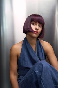 Trend Alcina 6 Kinnlanger Bob in tiefem Violett mit kompaktem Pony, klarer Kontur und glatter, leicht bewegter Textur.