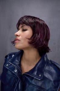 Trend Alcina 5 Violetter Bob mit kurzem Pony, fransig strukturierten Konturen und leicht bewegtem, glänzendem Finish.