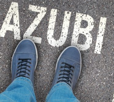 Schuhe und Schriftzug auf Straße: Azubi