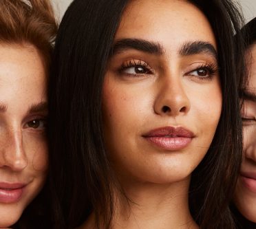 Drei junge Frauen, die die aktuellen Brow-Stylings 2026 tragen