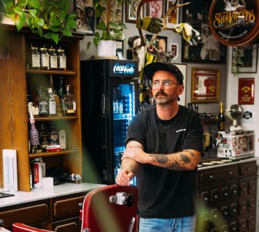 Friseur Benjamin Jahns an seinem Friseurstuhl im Salon