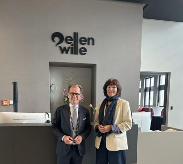 Porträt von Ralf Billharz, Geschäftsführers von Ellen Wille neben Top Hair Redakteurin Ute Bauermeister
