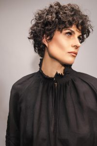 Trend Intercoiffure Austria 2 Ein weich fallender Curly Pixie in dunklem Braun