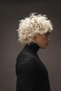 Trend Intercoiffure Austria 11 Bewegt gestylter Long Mullet in klarem, super hellem Blond
