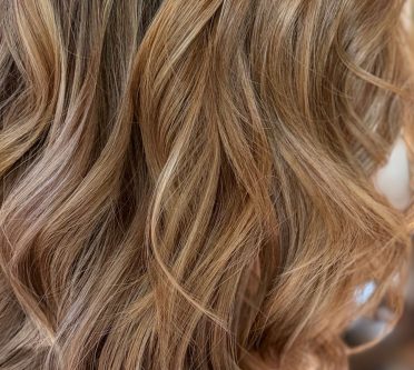 Nahaufnahme von blonden Haaren in der Trendfarbe Karamellblond