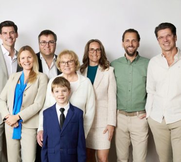familienunternehmen Wild Beauty mehrere personen, die ins Bild schauen