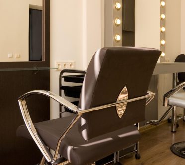 Zwei Friseurstühle im Salon