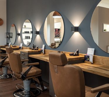 Friseurbedienplätze in einem Salon