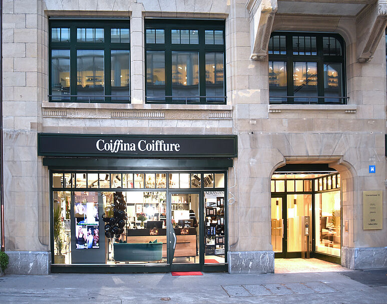 Neuer Standort für Coiffina Flagship-Salon 2 Neuer Standort für Coiffina Flagship-Salon Vor 53 Jahren wurde die Coiffina AG mit der Eröffnung der ersten Filiale im Jelmoli Zürich gegründet. Nun hat das Unternehmen am 21. November 2024 ein neues Kapitel aufgeschlagen und an der Uraniastrasse 14 moderne Räumlichkeiten bezogen.