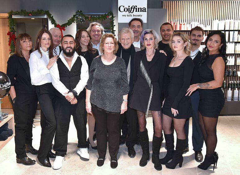 Neuer Standort für Coiffina Flagship-Salon 1 Neuer Standort für Coiffina Flagship-Salon Vor 53 Jahren wurde die Coiffina AG mit der Eröffnung der ersten Filiale im Jelmoli Zürich gegründet. Nun hat das Unternehmen am 21. November 2024 ein neues Kapitel aufgeschlagen und an der Uraniastrasse 14 moderne Räumlichkeiten bezogen.