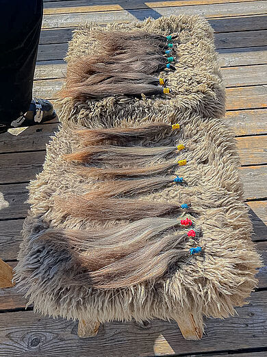Jatzhütte Davos: Haarspende auf 2560 Höhenmetern 2 Jatzhütte Davos: Haarspende auf 2560 Höhenmetern Seit Jahren unterstützt der Zürcher Hairstylist Andy Steiner mit grossem Engagement die gemeinnützige Organisation www.haare-spenden.de. Diese sammelt Haarspenden für krebskranke Kinder, die damit hochwertige Echthaar-Perücken ohne Zuzahlung erhalten. Nun konnte der Inhaber der „hair lounge“ den bekannten Davoser Kudi Bachmann für eine Haarspende gewinnen.