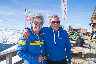 Jatzhütte Davos: Haarspende auf 2560 Höhenmetern 1 Jatzhütte Davos: Haarspende auf 2560 Höhenmetern Seit Jahren unterstützt der Zürcher Hairstylist Andy Steiner mit grossem Engagement die gemeinnützige Organisation www.haare-spenden.de. Diese sammelt Haarspenden für krebskranke Kinder, die damit hochwertige Echthaar-Perücken ohne Zuzahlung erhalten. Nun konnte der Inhaber der „hair lounge“ den bekannten Davoser Kudi Bachmann für eine Haarspende gewinnen.