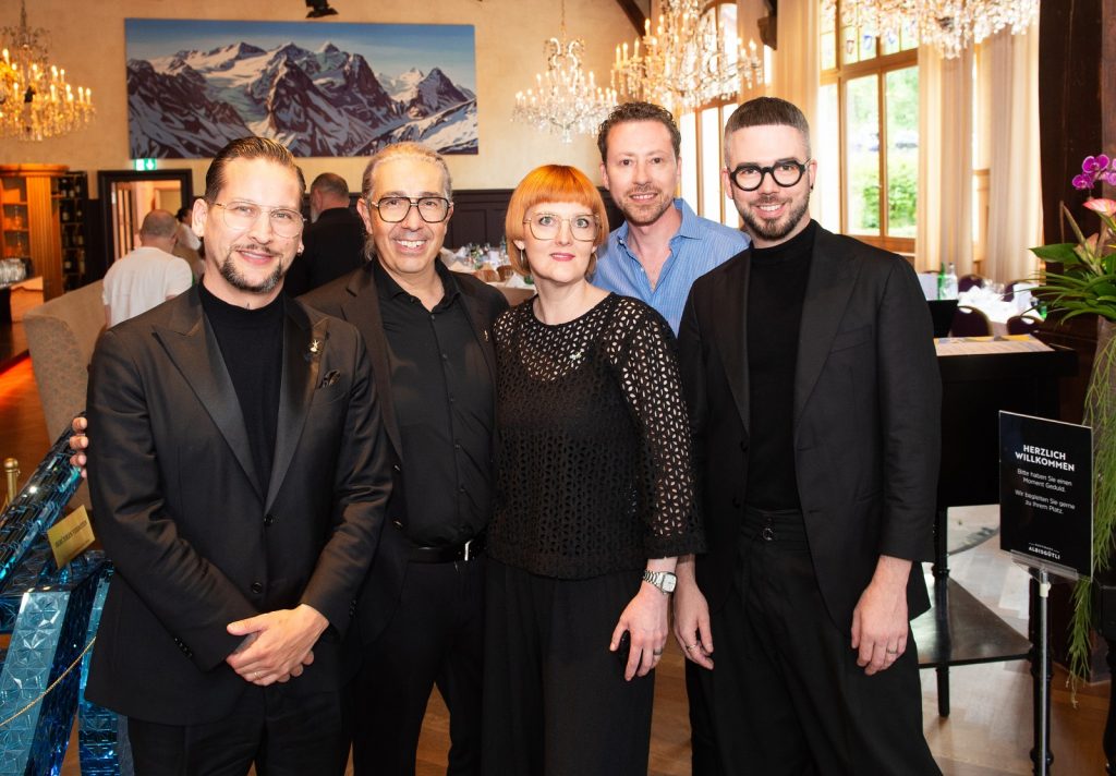 Generalversammlung der Intercoiffure Suisse 1 Generalversammlung der Intercoiffure Suisse Auf ihrer 99. Generalversammlung wählten die Intercoiffeure Gino Chilla zu ihrem Präsidenten, verjüngten ihren Vorstand und begrüssten zahlreiche Neumitglieder.