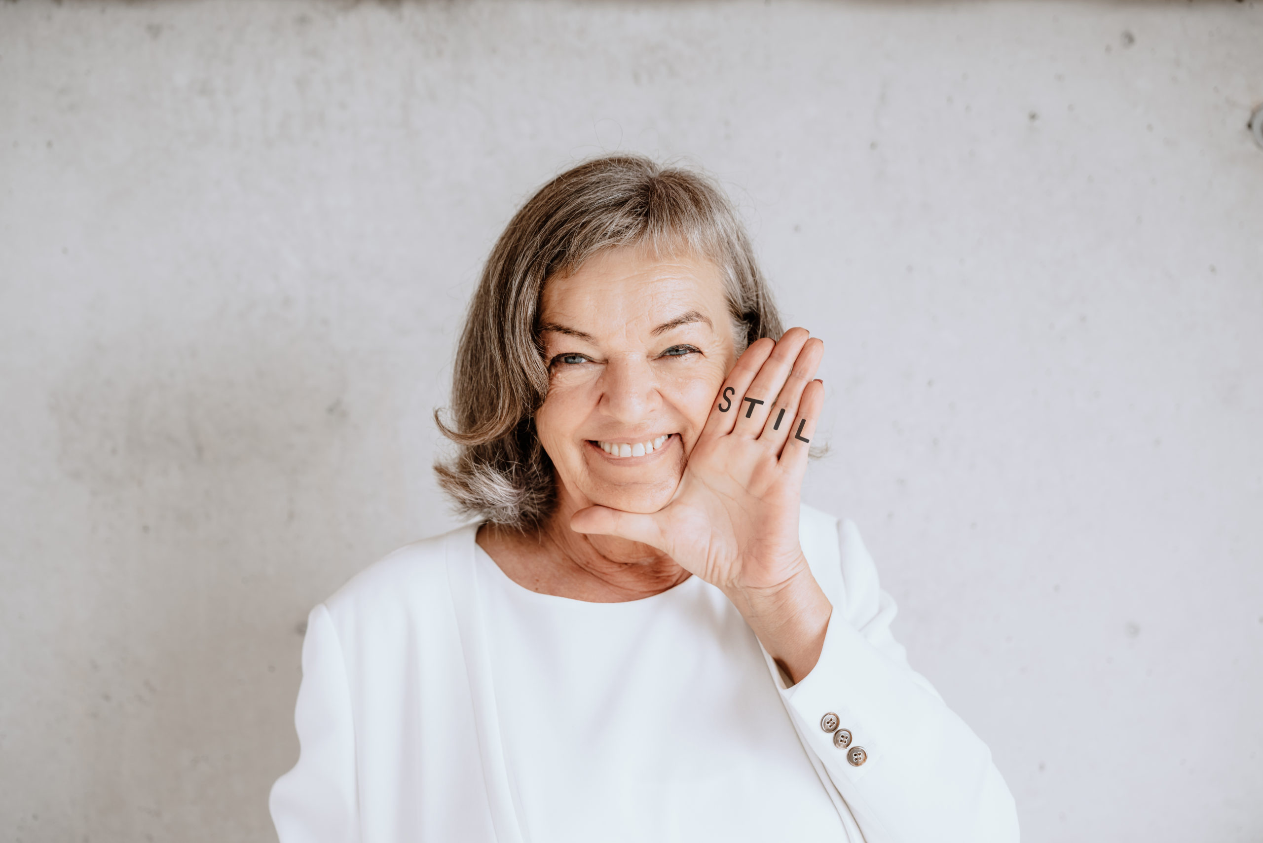 Vorher. Nachher. Wow! Wie Style-Beratung heute Umsatz schreibt. Eine interaktive Live-Session mit Simone Klinge-Otto Mit Farb-Demos, Figuranalysen und einer live durchgeführten Stilanalyse zeigt Simone Klinge-Otto, Friseurmeisterin, Style-Coach, Maskenbildnerin und Speakerin, wie Beratung zu klaren Entscheidungen führt – ohne Druck und ohne „Verkaufen“. Samstag, 21. März 2026, auf der TOP HAIR Speaker Stage in Düsseldorf.