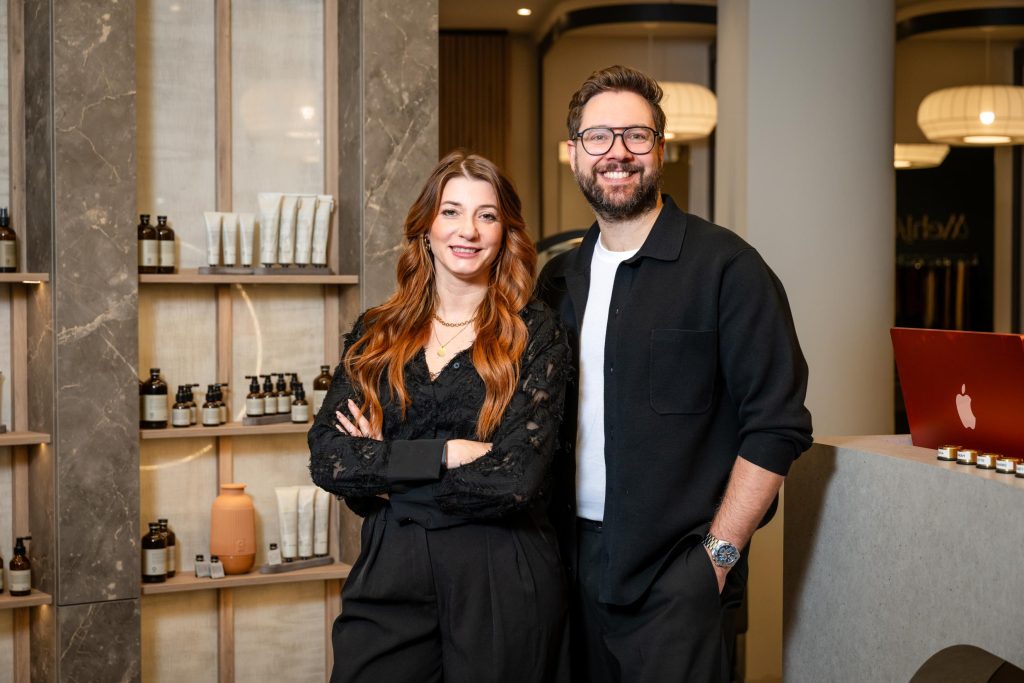 Den Titel beim TOP Salon holen: Mehr als ein Pokal 2 Den Titel beim TOP Salon holen: Mehr als ein Pokal Bei einem Wettbewerb wie TOP Salon – The Challenge zu gewinnen, ist absolutes Adrenalin. Doch auch nach dem Sieg wirkt die Teilnahme noch positiv nach. Die vier Siegerinnen von 2026 berichten.